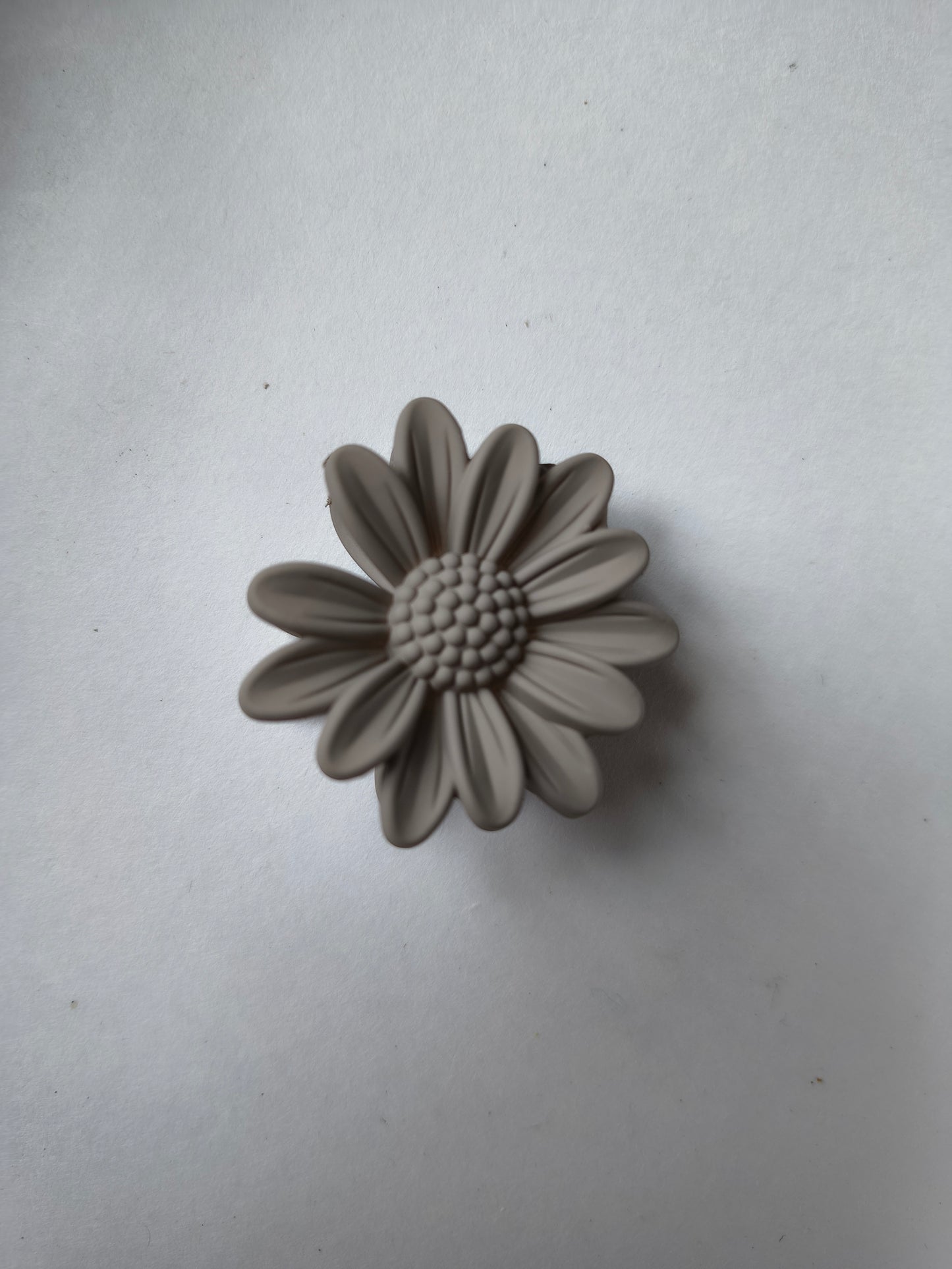Elegant Daisy Flower Hair Claw Clip