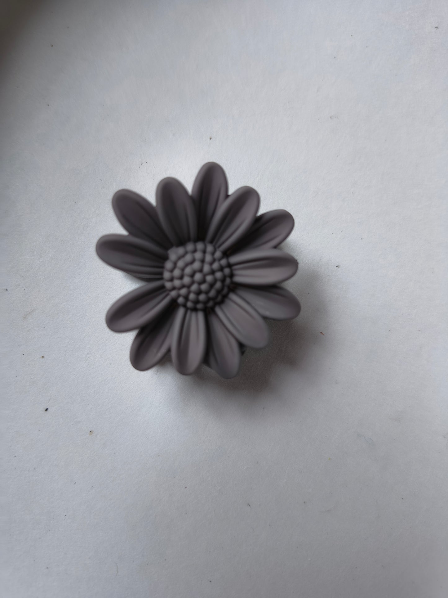 Elegant Daisy Flower Hair Claw Clip